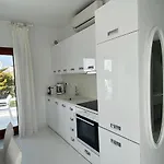 White Luxury With Shared Pool Downtown *