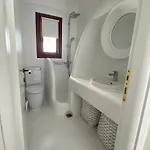 White Luxury With Shared Pool Downtown Апартаменты *