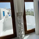 White Luxury With Shared Pool Downtown *