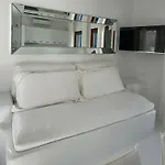 Апартаменты White Luxury With Shared Pool Downtown *