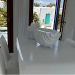 Апартаменты White Luxury With Shared Pool Downtown *