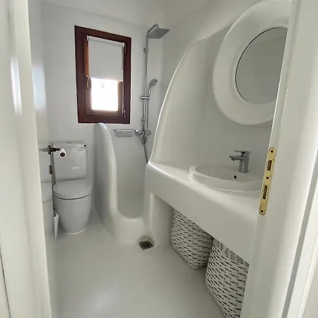 White Luxury With Shared Pool Downtown Apartment *