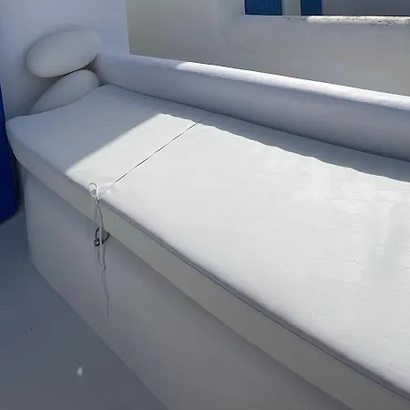 White Luxury With Shared Pool Downtown