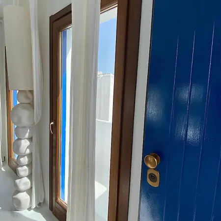 White Luxury With Shared Pool Downtown Apartment