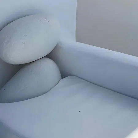 White Luxury With Shared Pool Downtown *
