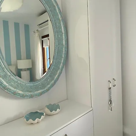 White Luxury With Shared Pool Downtown Apartment