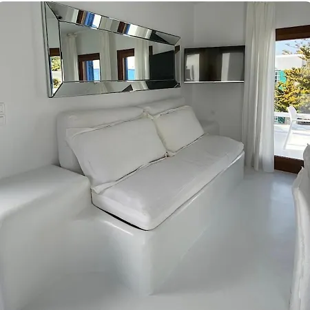 Apartment White Luxury With Shared Pool Downtown