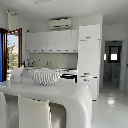 Apartment White Luxury With Shared Pool Downtown