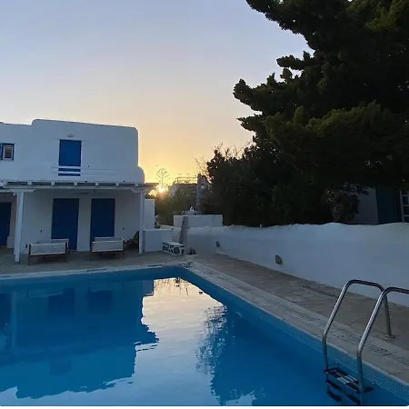 White Luxury With Shared Pool Downtown