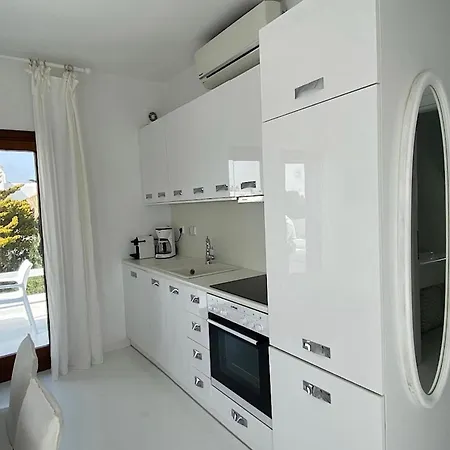 White Luxury With Shared Pool Downtown *
