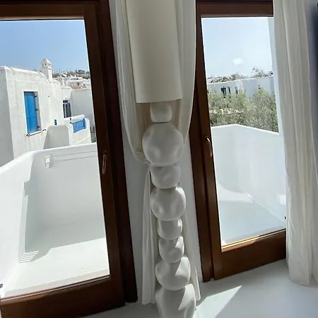 White Luxury With Shared Pool Downtown *