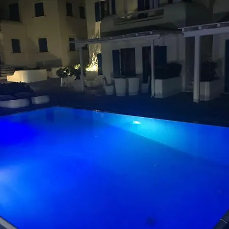 White Luxury With Shared Pool Downtown *