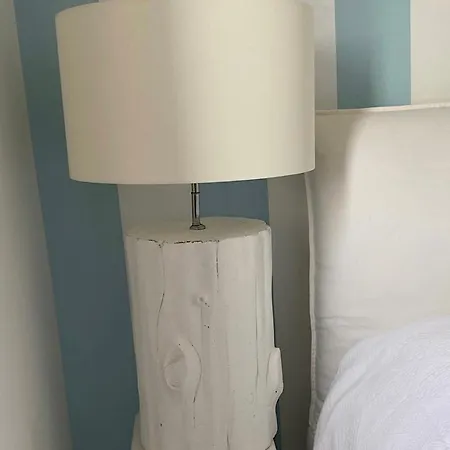 White Luxury With Shared Pool Downtown Apartment