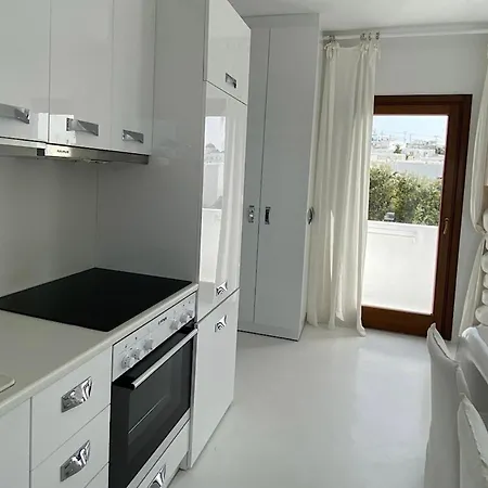 Apartment White Luxury With Shared Pool Downtown