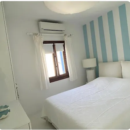 Apartment White Luxury With Shared Pool Downtown
